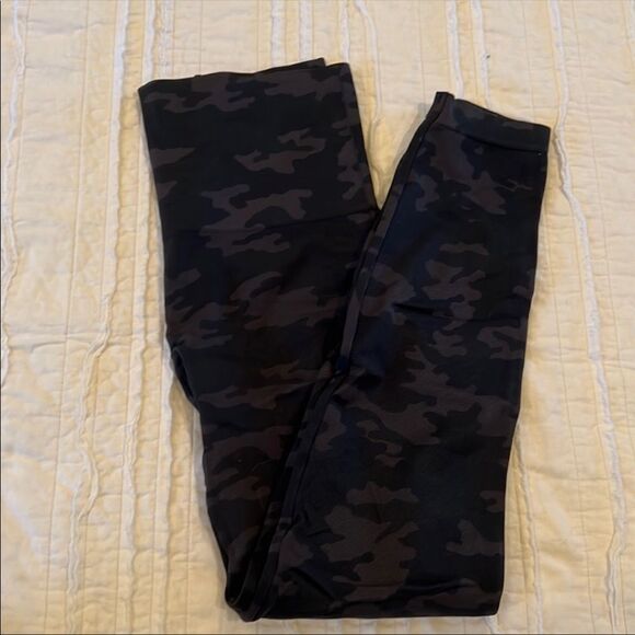✨ Look At Me Now Leggings in Black Camo
SPANX✨ - Picture 6 of 10